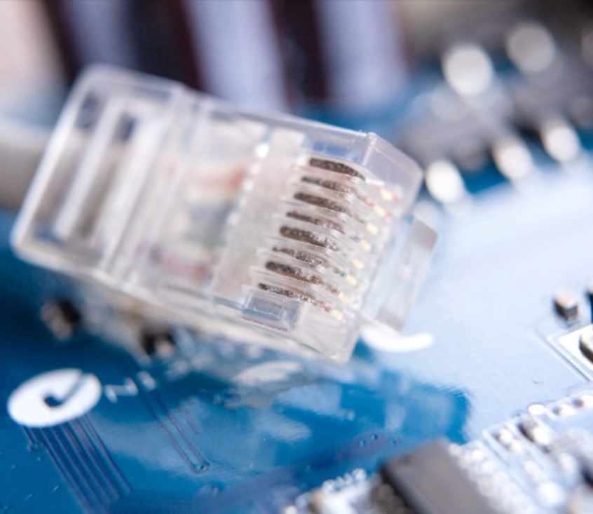 Fabricación nacional de patch cord en fibra óptica y cobre